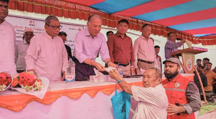 বাঘাইছড়ি তে বন্যা  ক্ষতিগ্রস্তদের মাঝে  নগদ অর্থ বিতরণ