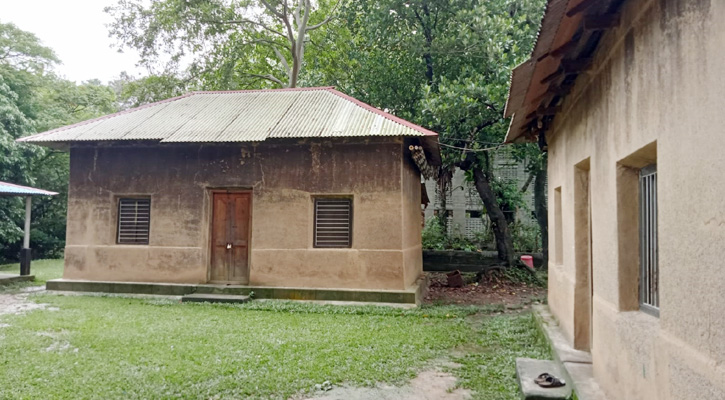 পরিবেশবান্ধব মাটির ঘর বিলীন হওয়ার পথে