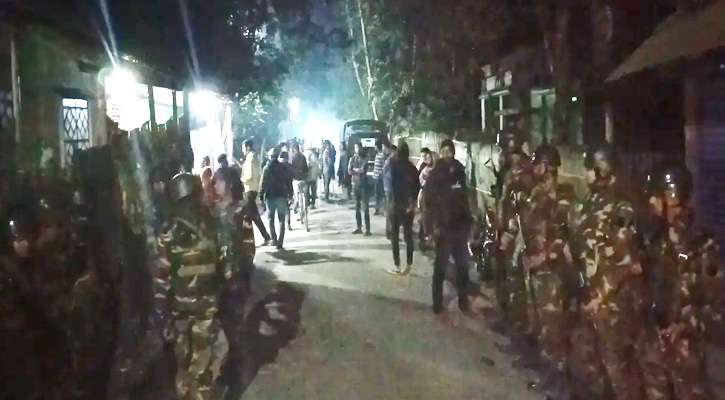 মসজিদে হাসাহাসিকে কেন্দ্র করে দফায় দফায় সংঘর্ষ, বাড়িঘর ভাংচুর, আহত ৮, আটক ৪