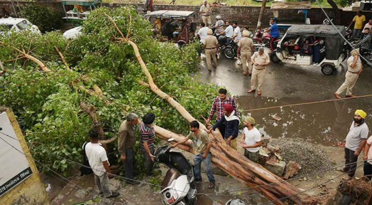 ভারতের উত্তরপ্রদেশে প্রাকৃতিক দুর্যোগে একদিনে নিহত ৪৫