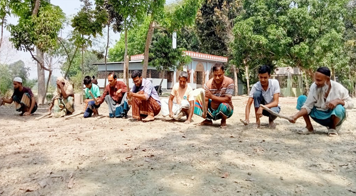 গফরগাঁও উপজেলার কান্দিপাড়া চাকলাদার বাড়ি জামে মসজিদের ঈদগা মাঠ পরিচর্যার কাজ চলছে