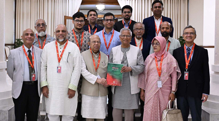 প্রধান উপদেষ্টার কাছে স্বাস্থ্য সংস্কার কমিশনের চূড়ান্ত প্রতিবেদন জমা