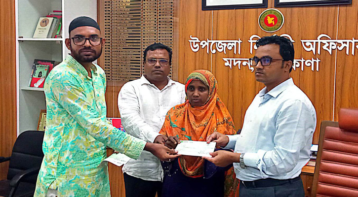 মদনে আগুনে ক্ষতিগ্রস্ত  পরিবারের মাঝে চেক বিতরণ