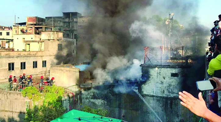 চট্টগ্রামে জুতা কারখানায় ভয়াবহ আগুন