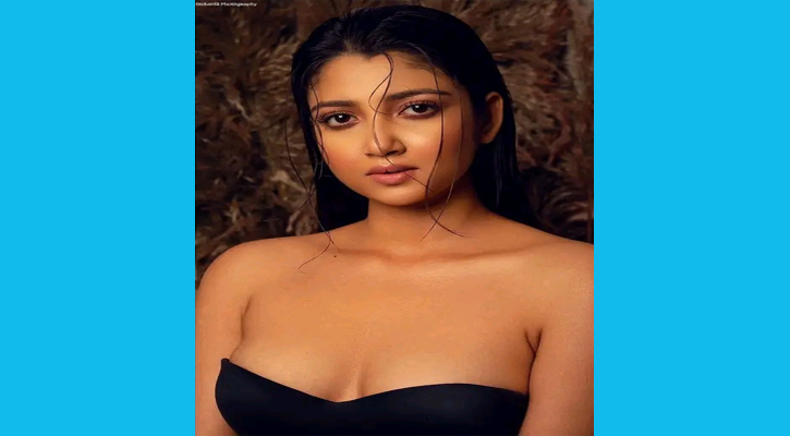 ষ্টার জলসা অভিনেত্রী সৌমীর উন্মুক্ত বক্ষবিভাজিকায় বোল্ড আউট সোশ্যাল মিডিয়া