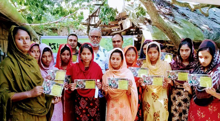 খুলনার পাইকগাছায় বাল্যবিবাহ রোধে তথ্যকার্ড বিতরণ