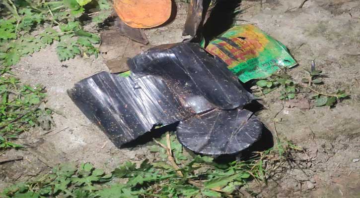 চাঁপাইনবাবগঞ্জে নির্বাচন অফিস লক্ষ্য করে ককটেল বিস্ফোরণ
