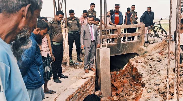 সীমানা প্রাচীর ভেঙে কালভার্টের মুখ থেকে মাটি অপসারণ