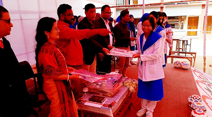 বণিক সরকারি বালিকা উচ্চ বিদ্যালয়ে শিক্ষার্থীদের নবীন বরণ ও বিদায় সংবর্ধনা অনুষ্ঠিত