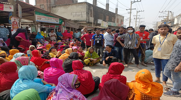 বকেয়া বেতনের দাবিতে সাভারে সড়ক অবরোধ