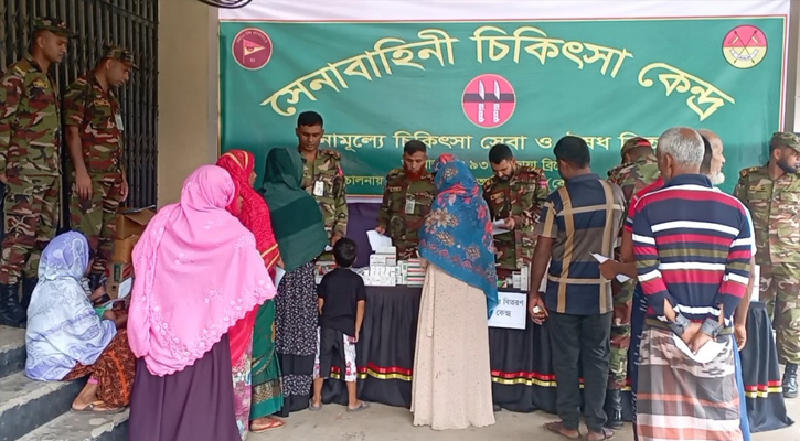 চাঁপাইনবাবগঞ্জে সেনাবাহিনীর উদ্যোগে ফ্রি মেডিকেল ক্যাম্প অনুষ্ঠিত