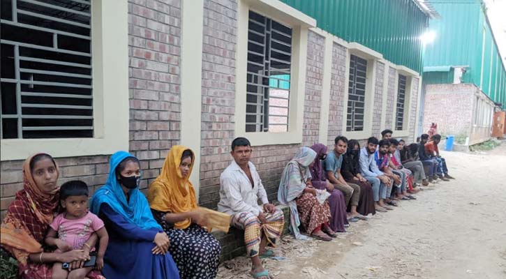 বকেয়া বেতনের দাবিতে কারখানার সামনে শ্রমিকদের অবস্থান