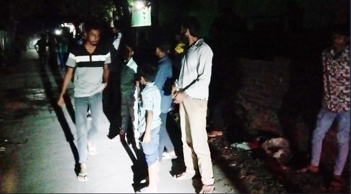 কোটচাঁদপুরে ছাত্রলীগ নেতার বাড়ি ঘিরে বিক্ষোভ, পরিস্থিতি নিয়ন্ত্রণে সেনাবাহিনী