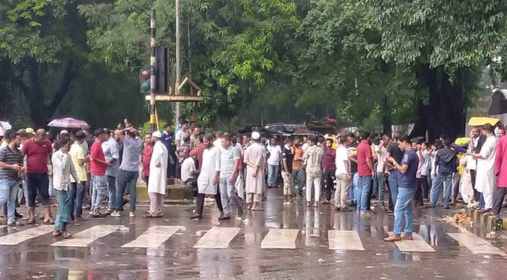 ইশরাক সমর্থকদের রাতভর অবস্থান, সকালেও বৃষ্টি উপেক্ষা করে চলমান বিক্ষোভ