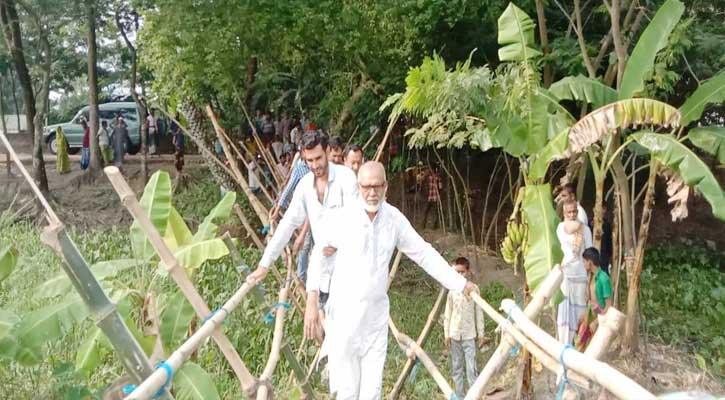 আমতলীতে মানুষের চলাচলের জন্য বাঁশের সাঁকোর উদ্বোধন