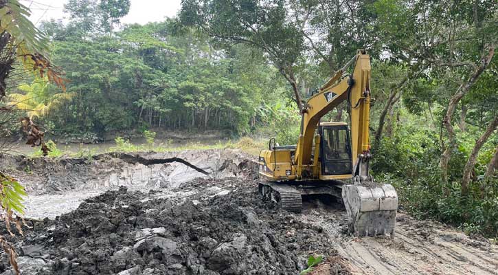 বন্যানিয়ন্ত্রন বাঁধের মাটি কাটায় ইউপি সদস্যেকে ৫০ হাজার টাকা জরিমানা; ভেকু জব্দ