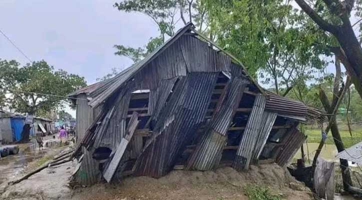 কালবৈশাখী ঝরে লন্ডবন্ড মনপুরার ঘরবাড়ি