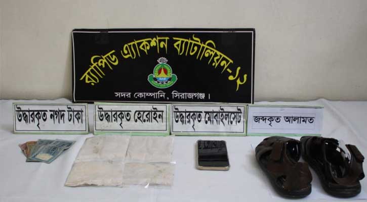 জুতার ভেতর মিলল হেরোইন-যুবক গ্রেফতার