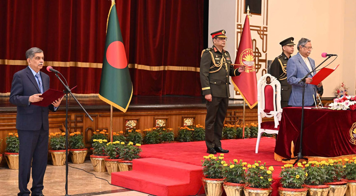 উপদেষ্টা হিসেবে শপথ নিলেন অধ্যাপক সি আর আবরার
