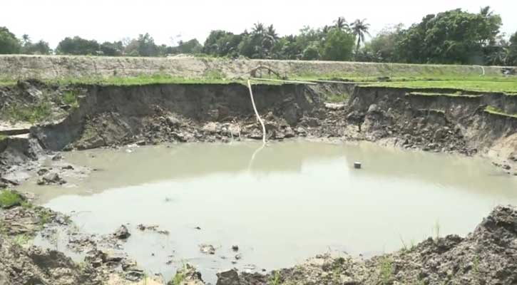 ব্রাহ্মণবাড়িয়ায় ফসলি জমি থেকে অবাধে বালি উত্তোলন, হুমকিতে বসতবাড়ি