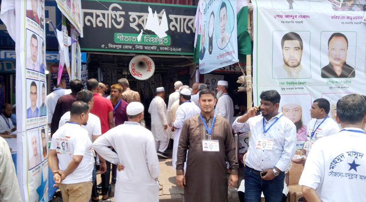 দীর্ঘ ১০ বছর পর নিউমার্কেট হকার্স এসোসিয়েশনের নির্বাচন অনুষ্ঠিত