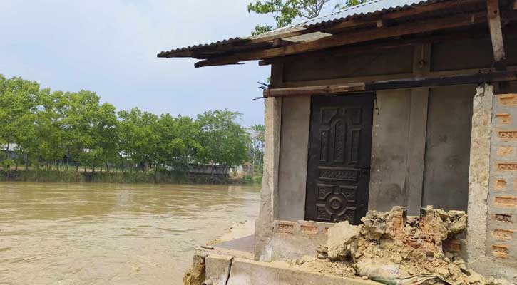 জুড়ীতে পাহাড়ি ঢলে নদীগর্ভে বিলীনের পথে ঘর-বাড়ি ও সড়ক 