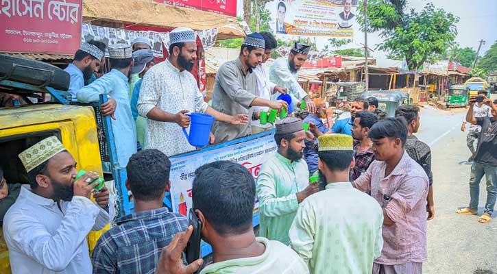 তীব্র গরমে তৃষ্ণার্তদের মাঝে ছাত্রসেনার শরবত বিতরণ