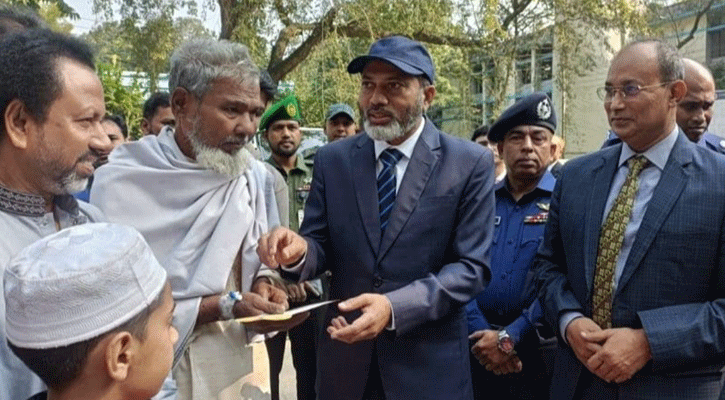 শহীদ সুমনের পরিবারকে অটোরিকশা দিলেন রাজশাহী বিভাগীয় কমিশনার