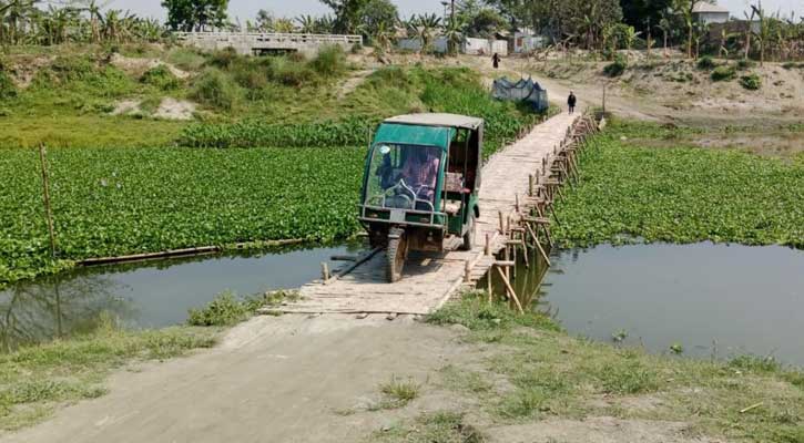 সেতুর অভাবে বাঁশের সাঁকোই ২০ হাজার মানুষের ভরসা