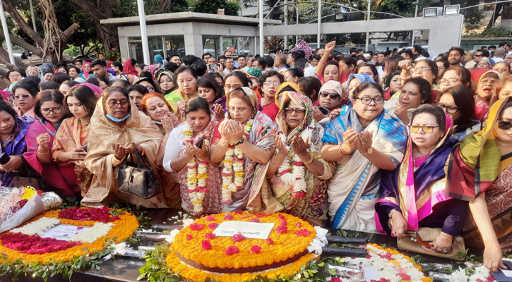 বঙ্গবন্ধুর প্রতিকৃতিতে নবনির্বাচিত মহিলা আ.লীগের শ্রদ্ধা