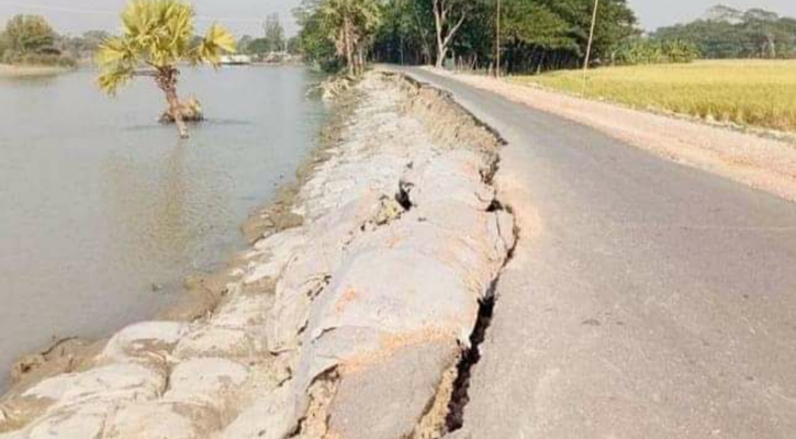 পান্ডব নদীর ভাঙনে হারিয়ে যাচ্ছে পেয়ারপু বাজারসহ আন্তঃজেলা সড়ক