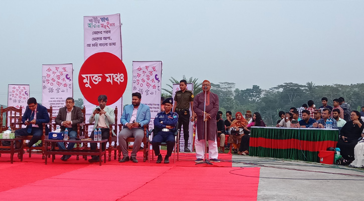 ২১শে বই মেলার মুক্ত  মঞ্চে ফরিদপুরের জেলা প্রশাসক