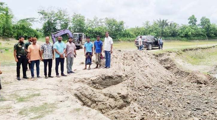 রামগতিতে নদীর মাটি কাটায় দুই যুবককে জরিমানা