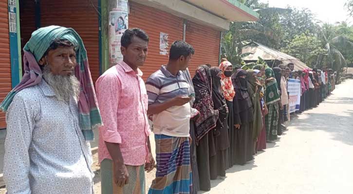 কৃষি কর্মকর্তার অনিয়মের প্রতিবাদে গ্রামবাসীর মানববন্ধন