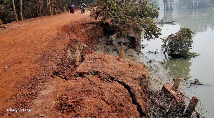 মোরেলগঞ্জে এলজিইডির রাস্তা ভেঙে যাচ্ছে খালে