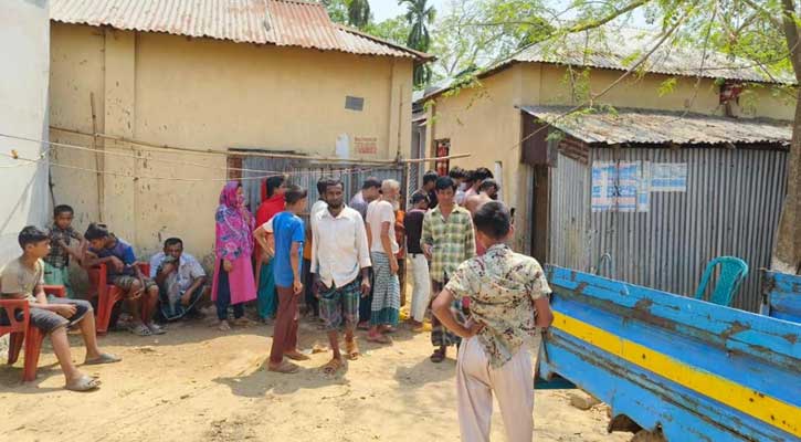 শ্রীপুরে তালাবদ্ধ ঘর থেকে নারীর গলাকাটা মরদেহ উদ্ধার, স্বামী পলাতক