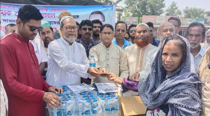 নওগাঁর মান্দায় তীব্র দাবদাহে তৃষ্ণার্তদের মাঝে স্যালাইন ও বিশুদ্ধ পানি বিতরণ