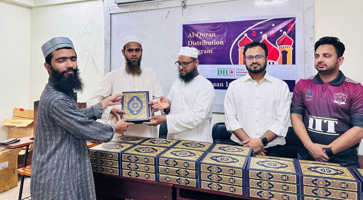 ডিআইইউ’তে ‘আল ঈমান ফাউন্ডেশনের’ বিনামূল্যে কুরআন বিতরণ