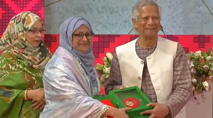 স্বাধীনতা পুরস্কার প্রদান করলেন প্রধান উপদেষ্টা