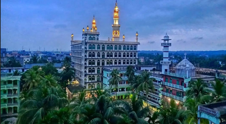 রমজানের ছুটি শেষে হাটহাজারী মাদরাসায় ইলমপিপাসুদের পদচারণায় মুখরিত ক্যাম্পাস
