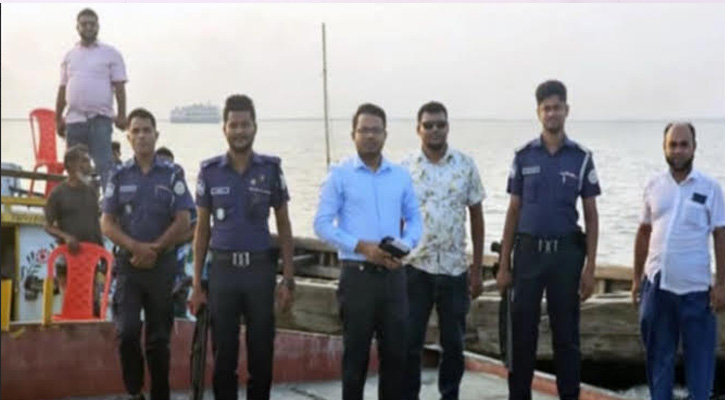 ভোলার তেতুলিয়া নদীতে একদিকে বালু উত্তোলণ, অন্যদিকে অভিযান