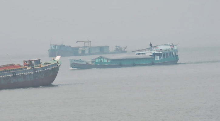 পদ্মায় অবৈধ ড্রেজার বসিয়ে তোলা হচ্ছে বালু; ক্ষতিগ্রস্ত পাউবোর বাঁধ