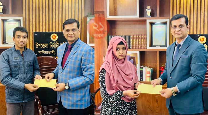 বালিয়াডাঙ্গীতে মেডিকেলে চান্স পাওয়া শিক্ষার্থীদের পাশে উপজেলা প্রশাসন