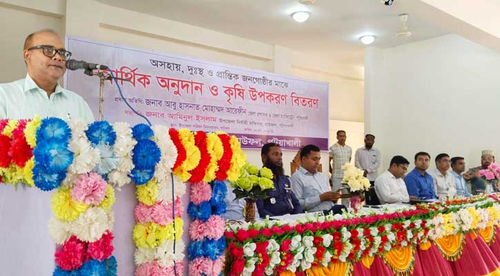 বাউফলে আর্থিক অনুদান ও কৃষি উপকরণ বিতরণ