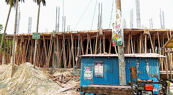 ডাসারে সরকারি খাল দখল করে বহুতল ভবন নির্মাণ