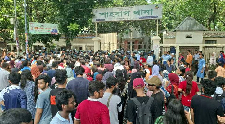 সাম্য হত্যার বিচার দাবিতে শাহবাগ থানার সামনে অবস্থান
