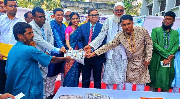 কাউখালীতে প্রান্তিক কৃষকদের মাঝে সার ও বীজ প্রণোদনা বিতরণ