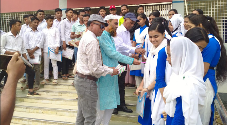 মধ্যনগরে ৮৮৫টি কলম এসএসসি পরীক্ষার্থীদের উপহার দিলেন রায়হান উদ্দিন সুহেল