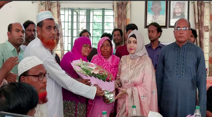 মোরেলগঞ্জে স্কুল কমিটির নবনিযুক্ত সভাপতিকে শিক্ষক-শিক্ষার্থীদের ফুলেল বরণ