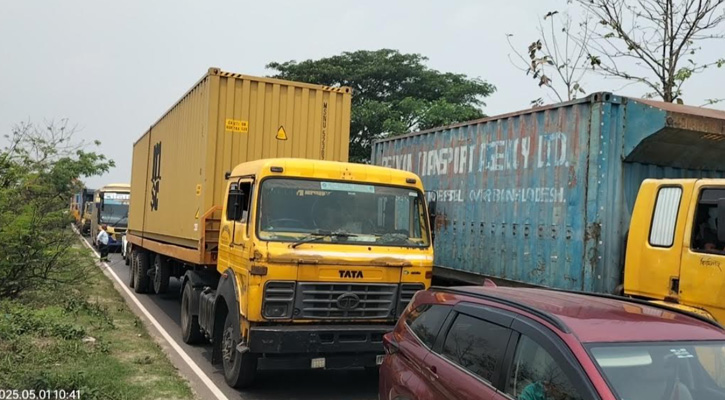 ঢাকা-চট্টগ্রাম মহাসড়কে ৩৫ কিলোমিটার দীর্ঘ যানজট